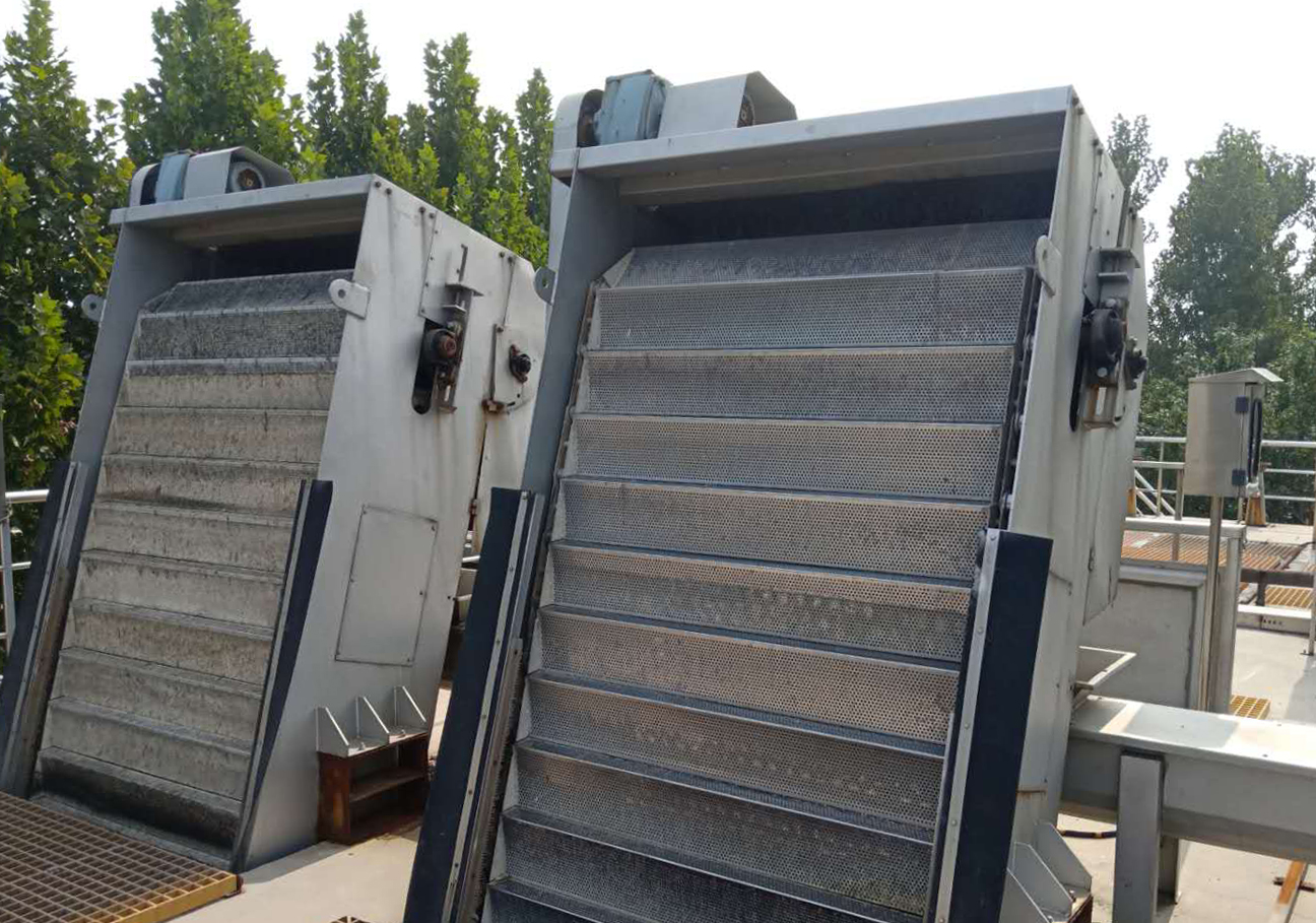 網闆堦梯式格柵除汚(wu)機