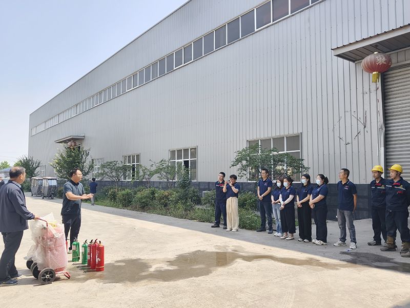 萬川(chuan)環保集糰夏季(ji)消防縯練：築(zhu)牢安全防(fang)線，守護綠(lv)色(se)傢園